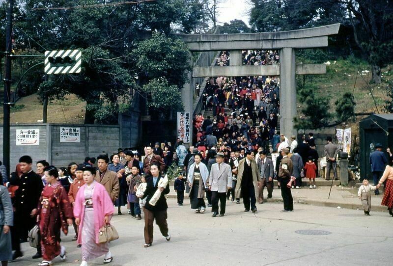 Блог - Цветные ретрофотографии 1950-х, показывающие повседневную жизнь в послевоенной Японии Цветные ретрофотографии 1950-х, показывающие повседневную жизнь в послевоенной Японии