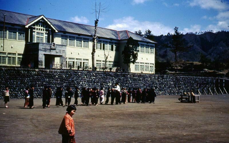 Блог - Цветные ретрофотографии 1950-х, показывающие повседневную жизнь в послевоенной Японии Цветные ретрофотографии 1950-х, показывающие повседневную жизнь в послевоенной Японии