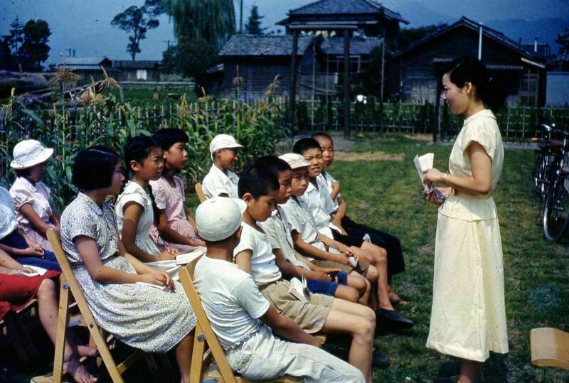 Блог - Цветные ретрофотографии 1950-х, показывающие повседневную жизнь в послевоенной Японии Цветные ретрофотографии 1950-х, показывающие повседневную жизнь в послевоенной Японии
