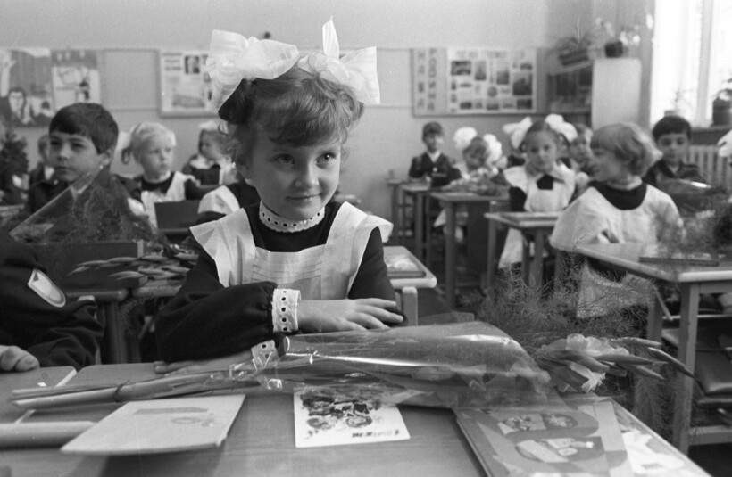 Настоящая советская школьница не должна была носить серьги. Фото: ponedelnik.press Настоящая советская школьница не должна была носить серьги. Фото: ponedelnik.press