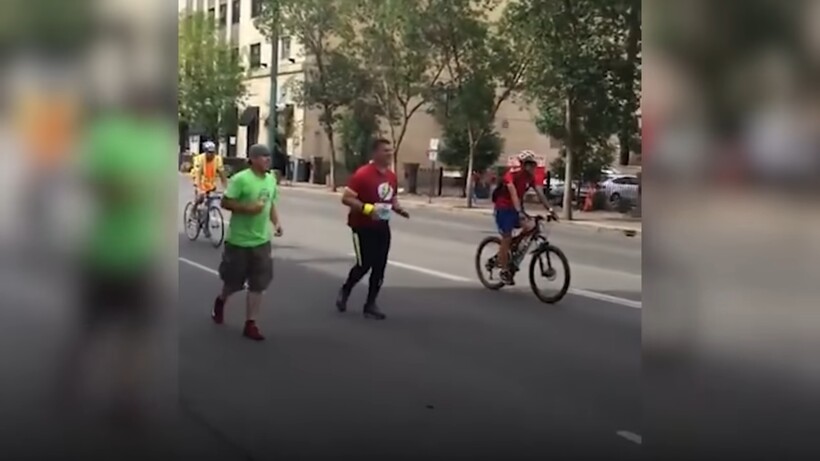 Блог - Видео: Бегун почти сдался у финиша, но рядом появился незнакомец — и мужчина ускорился Видео: Бегун почти сдался у финиша, но рядом появился незнакомец — и мужчина ускорился
