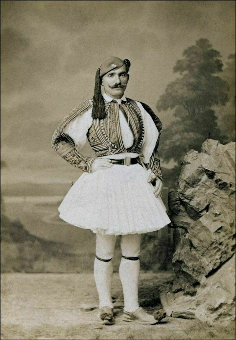 Блог - Меха и мужской костюм с юбкой: 16 уникальных винтажных снимков национальных нарядов Меха и мужской костюм с юбкой: 16 уникальных винтажных снимков национальных нарядов