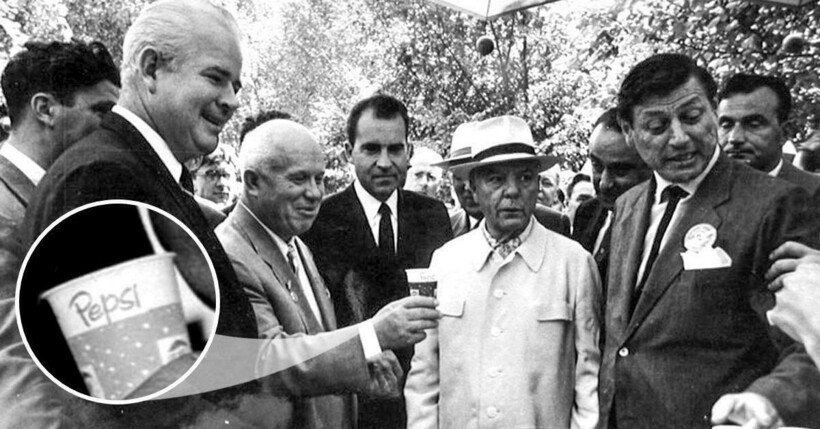 Президент Никсон угощает Никиту Хрущева Pepsi, 1959 год. Фото:sokolniki.com Президент Никсон угощает Никиту Хрущева Pepsi, 1959 год. Фото:sokolniki.com