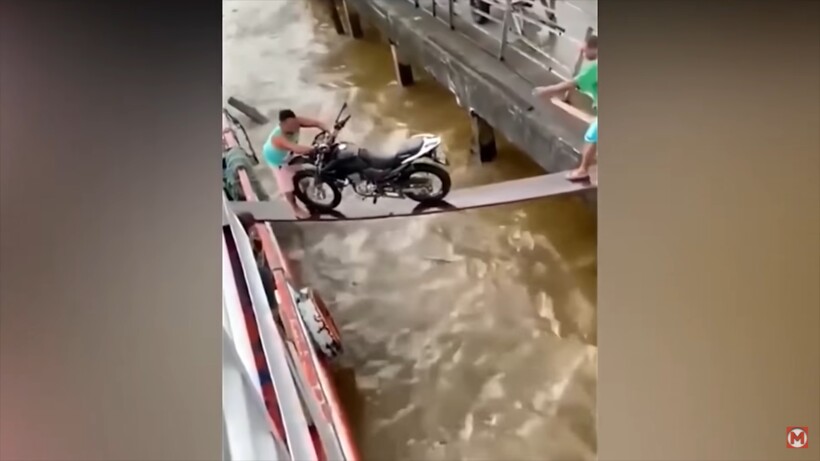 Блог - Видео: Случаи на дороге, в которые никто бы не поверил, не будь они сняты на камеру Видео: Случаи на дороге, в которые никто бы не поверил, не будь они сняты на камеру