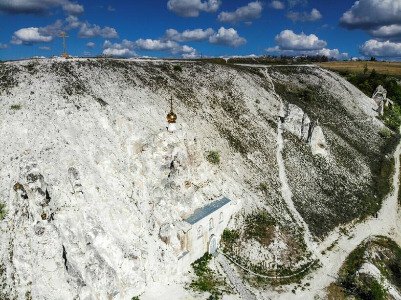 Вид на монастырь сверху. Фото: englishrussia.com Вид на монастырь сверху. Фото: englishrussia.com
