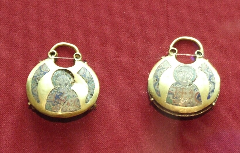  Колты из клада, найденного в Чернигове. Фото: wikipedia.org