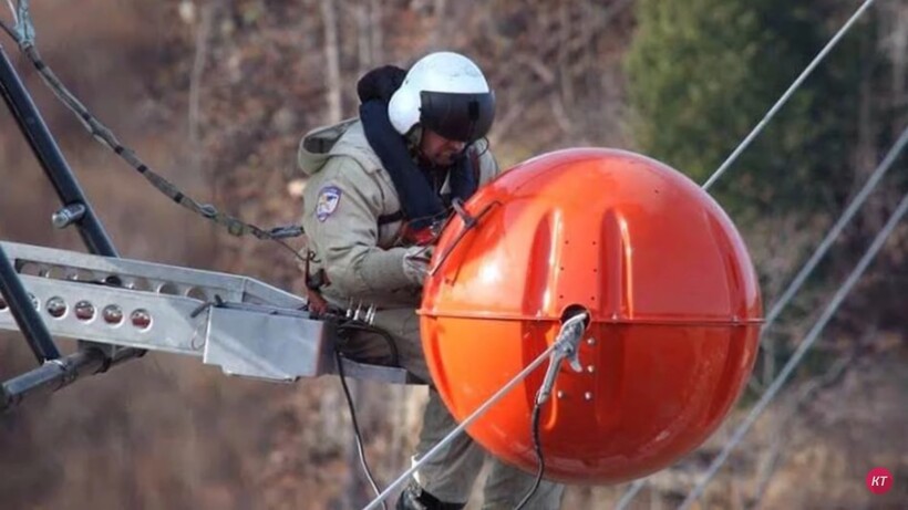 Блог - Видео: Зачем на высоковольтные провода вешают красные и белые шары Видео: Зачем на высоковольтные провода вешают красные и белые шары
