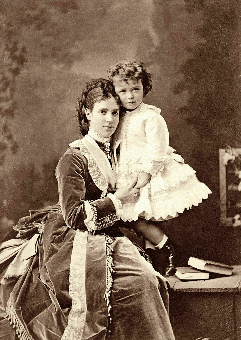 Николай II со своей матерью, 1870 г. Фото: wikipedia.com Николай II со своей матерью, 1870 г. Фото: wikipedia.com