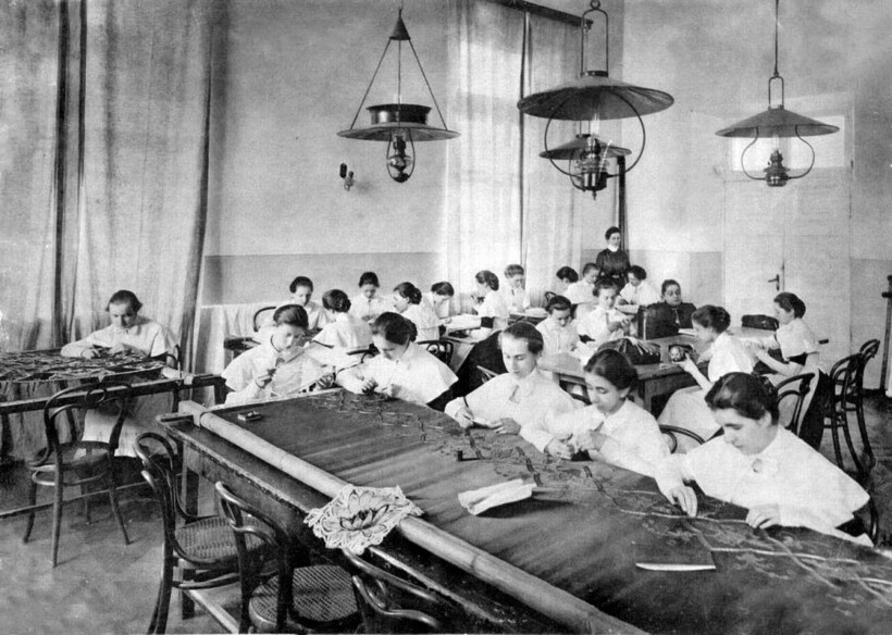 Урок рукоделия в Смольном институте. 1889 год. Фото: birdinflight.com Урок рукоделия в Смольном институте. 1889 год. Фото: birdinflight.com