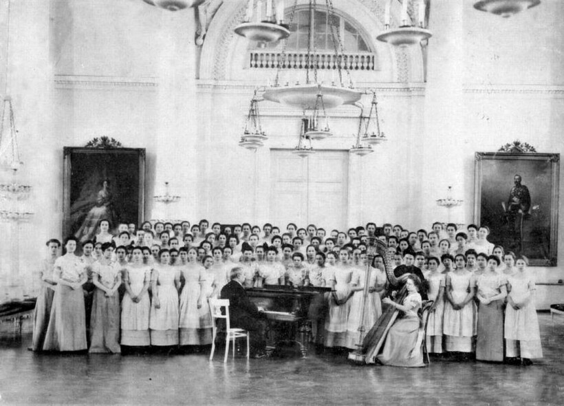 Хор воспитанниц Смольного института. Выпускной альбом 1889 года. Фото: birdinflight.com Хор воспитанниц Смольного института. Выпускной альбом 1889 года. Фото: birdinflight.com