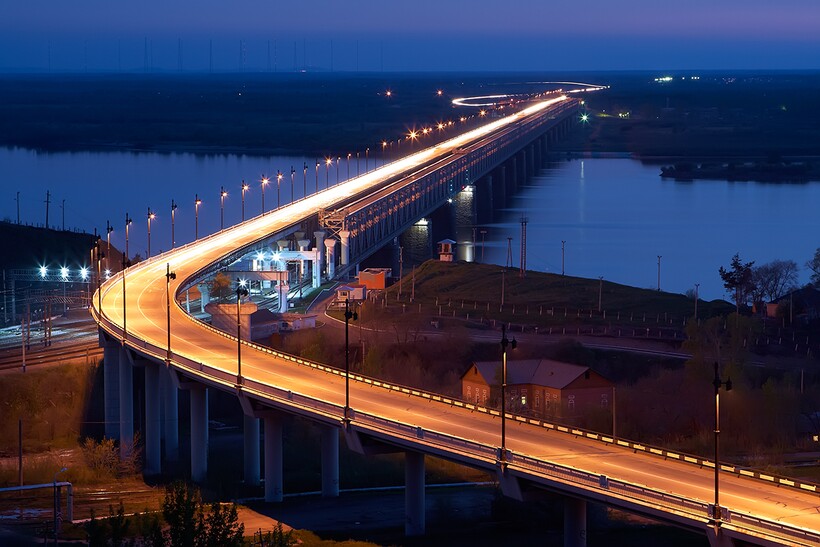 По столетнему мосту ездят автомобили, а также курсируют поезда. Фото: Сергей Балдин / fotokto.ru По столетнему мосту ездят автомобили, а также курсируют поезда. Фото: Сергей Балдин / fotokto.ru