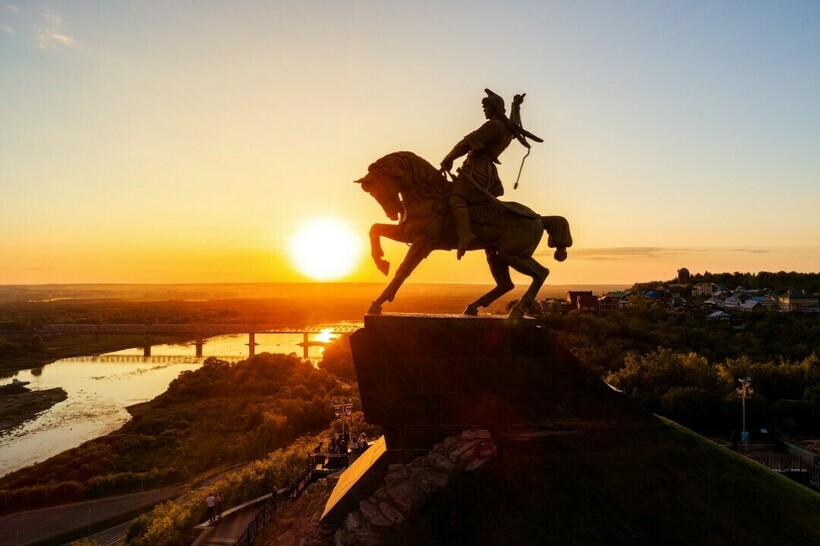 Памятник Салавату Юлаеву возвышается на рекой. Фото: Слава Степанов/sobaka.ru Памятник Салавату Юлаеву возвышается на рекой. Фото: Слава Степанов/sobaka.ru