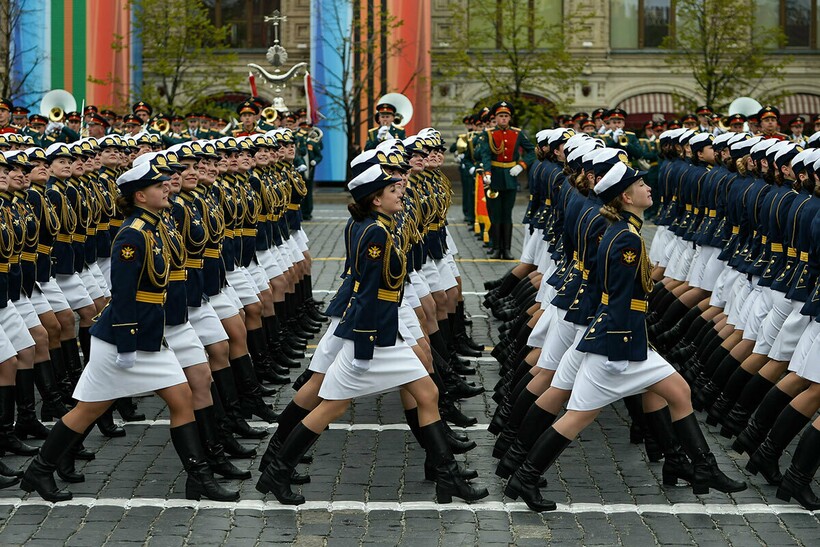 Блог - Строгие русские и задорные итальянцы: как военные 4 стран маршируют на парадах Строгие русские и задорные итальянцы: как военные 4 стран маршируют на парадах