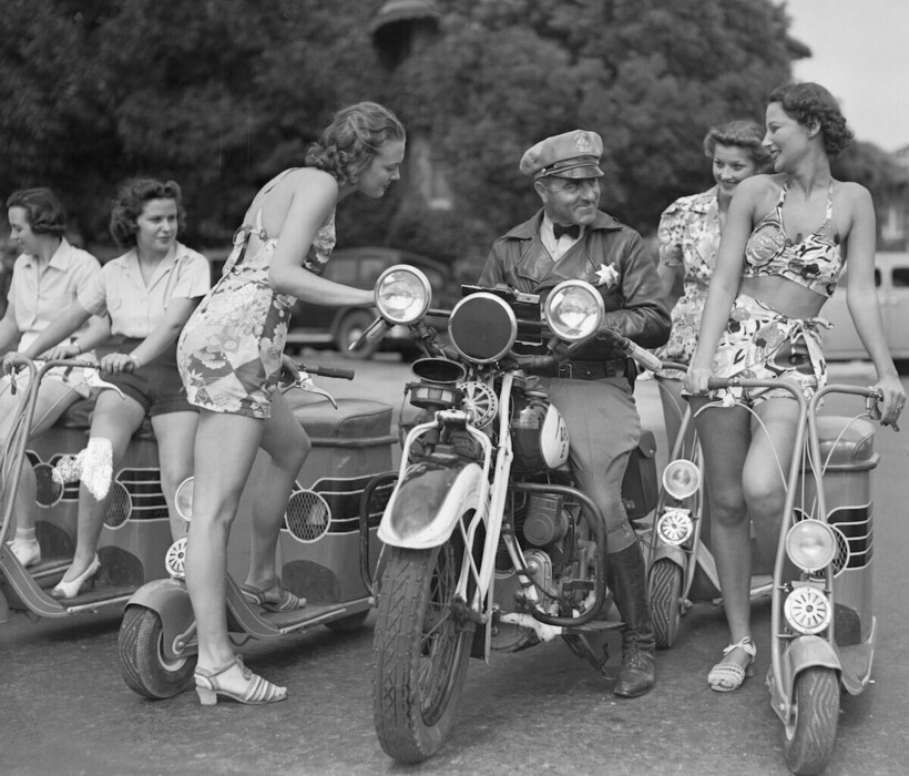 Блог - 12 черно-белых фотографий людей на скутерах и самокатах: как и не было этих 100 лет 12 черно-белых фотографий людей на скутерах и самокатах: как и не было этих 100 лет