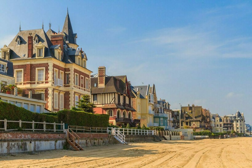 Довиль и Трувиль — лучшие пляжные курорты Нормандии. Фото: normandie-tourisme.fr Довиль и Трувиль — лучшие пляжные курорты Нормандии. Фото: normandie-tourisme.fr