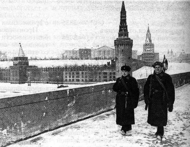 На фото видно, что на кремлевских стенах — фальшивые окна. Фото: factroom.ru На фото видно, что на кремлевских стенах — фальшивые окна. Фото: factroom.ru