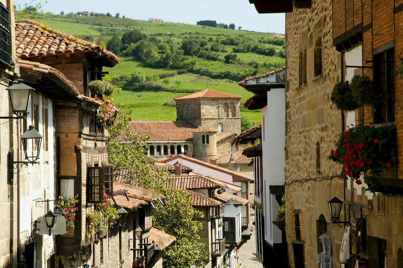 Сантильяна-дель-Мар — город трех обманов. Фото: touristjourney.com Сантильяна-дель-Мар — город трех обманов. Фото: touristjourney.com