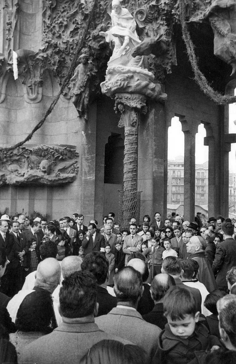 Люди пришли к храму во время праздника Святого Иосифа, 1958 год Люди пришли к храму во время праздника Святого Иосифа, 1958 год
