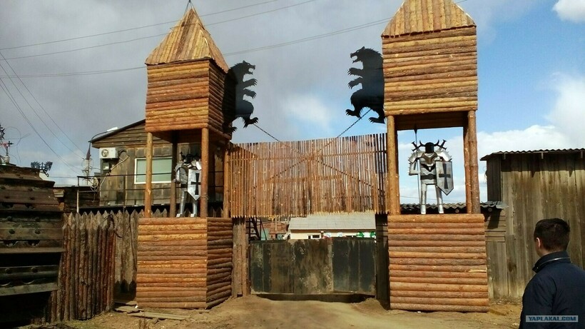 Башни у ворот музея. Фото: yaplakal.com Башни у ворот музея. Фото: yaplakal.com