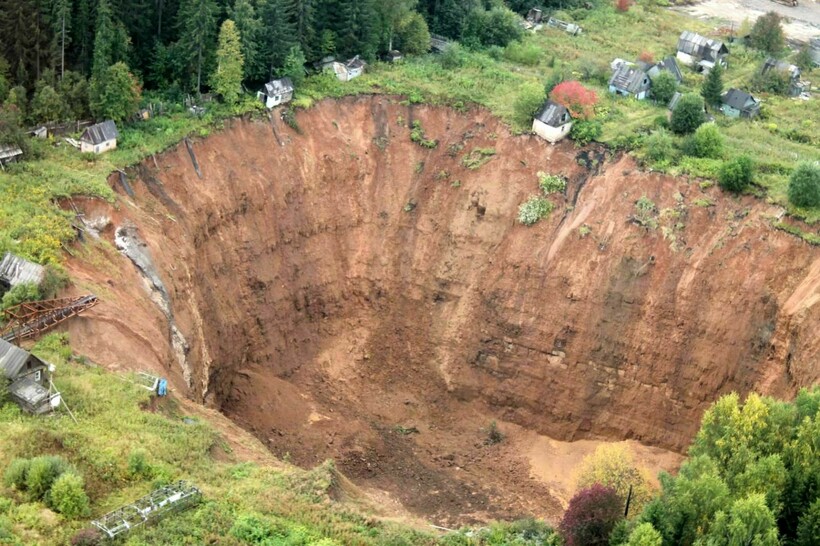 Карстовая воронка под Соликамском. Фото: russiatrek.org Карстовая воронка под Соликамском. Фото: russiatrek.org