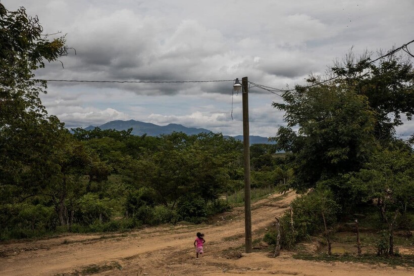Грозовые облака над деревней в Йоро. Фото: Adriana Zehbrauskas/The New York Times Грозовые облака над деревней в Йоро. Фото: Adriana Zehbrauskas/The New York Times