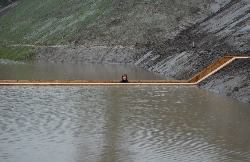 К воде можно прикоснуться просто стоя на мосту. Фото: amazonaws.com К воде можно прикоснуться просто стоя на мосту. Фото: amazonaws.com