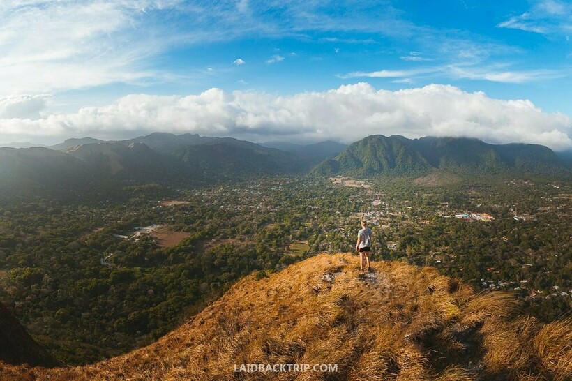 Долина кальдеры, где находится деревушка. Фото: laidbacktrip.com Долина кальдеры, где находится деревушка. Фото: laidbacktrip.com