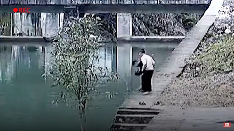 Блог - Видео: В Китае прохожий спас тонущего в реке мальчика Видео: В Китае прохожий спас тонущего в реке мальчика