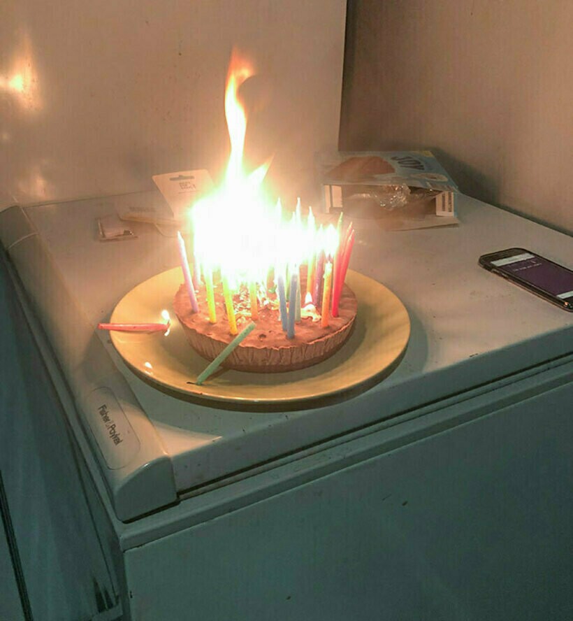Блог - 14 ироничных снимков от именинников, чей праздник не задался 14 ироничных снимков от именинников, чей праздник не задался