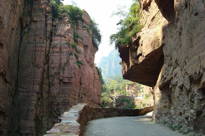 Горный туннель — одна из самых опасных дорог мира. Фото: topvoyager.com Горный туннель — одна из самых опасных дорог мира. Фото: topvoyager.com