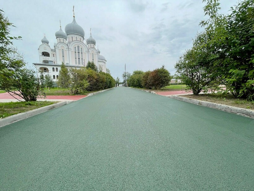 Цветной асфальт в сквере на Бестужевской улице. Фото: fontanka.ru Цветной асфальт в сквере на Бестужевской улице. Фото: fontanka.ru
