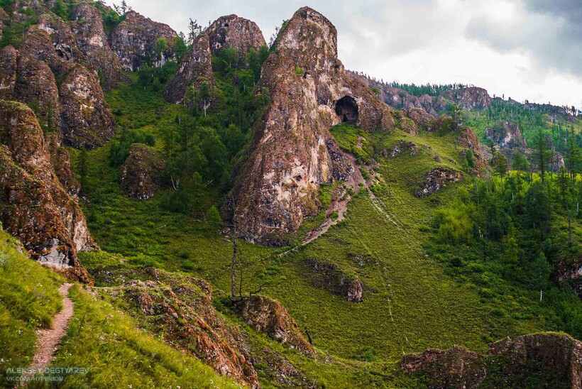Грот Трехглазка, до которого доходят не все, так как подъем очень крутой. Фото Hyper1on/drive2.ru Грот Трехглазка, до которого доходят не все, так как подъем очень крутой. Фото Hyper1on/drive2.ru