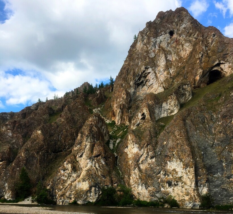 Вид с реки. Справа на скале Большой Тохзасский грот. Фото: TravelAsk Вид с реки. Справа на скале Большой Тохзасский грот. Фото: TravelAsk