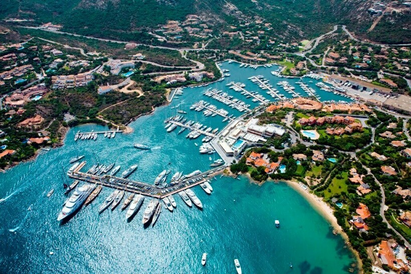Роскошный курорт Порто-Черво на Сардинии и пристань для яхт. Фото: enjoy-sardinia.com Роскошный курорт Порто-Черво на Сардинии и пристань для яхт. Фото: enjoy-sardinia.com
