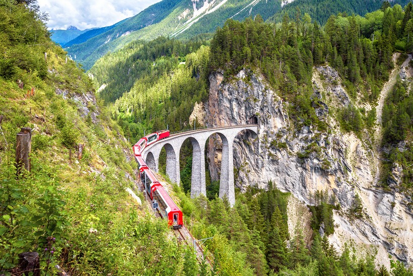 Линия Альбула проходит по границе Швейцарии и Италии. Фото: italymagazine.com Линия Альбула проходит по границе Швейцарии и Италии. Фото: italymagazine.com