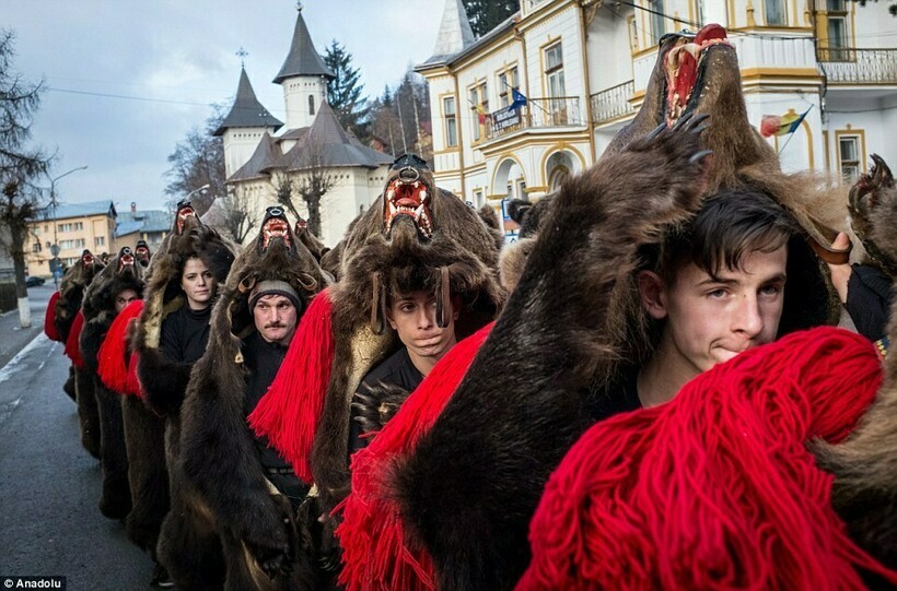 Блог - Зачем румыны наряжаются в шкуры медведей и танцуют на улицах Зачем румыны наряжаются в шкуры медведей и танцуют на улицах