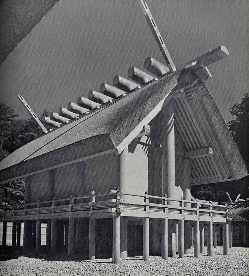 Исэ-дзингу сразу после строительства в 1960-х годах. Фото: Yoshio Watanabe Исэ-дзингу сразу после строительства в 1960-х годах. Фото: Yoshio Watanabe