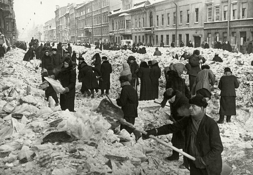 Уборка снега на Литейном проспекте, 1942 Уборка снега на Литейном проспекте, 1942
