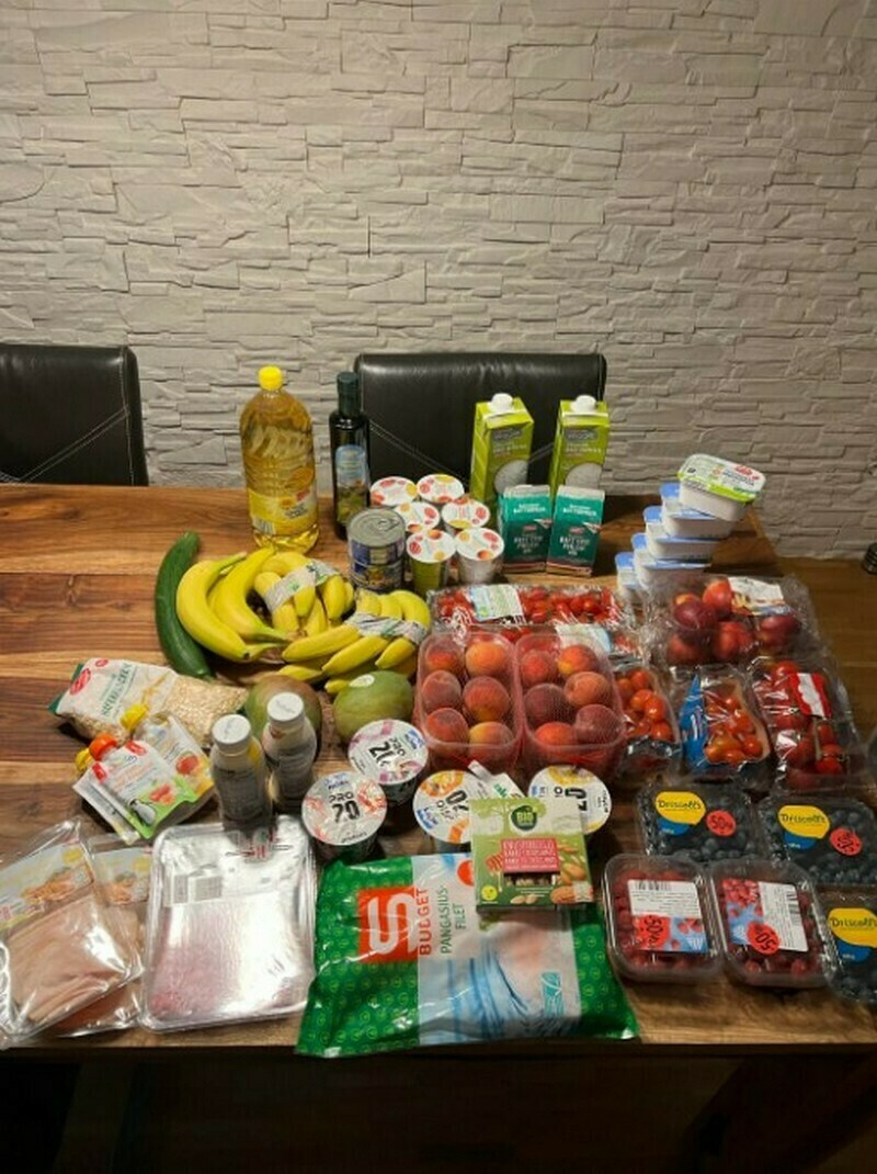 Блог - От Аляски до России: 14 человек показали, сколько стоят продукты там, где они живут От Аляски до России: 14 человек показали, сколько стоят продукты там, где они живут