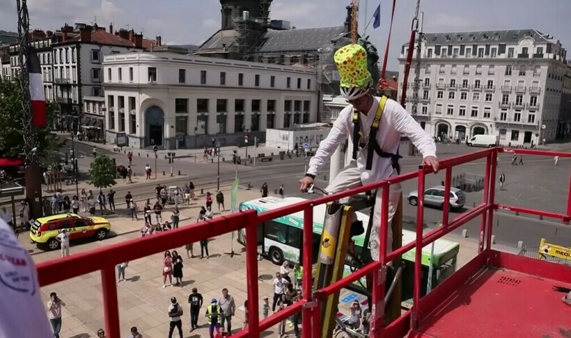 Блог - Видео: мужчина прокатился на самом высоком велосипеде планеты Видео: мужчина прокатился на самом высоком велосипеде планеты