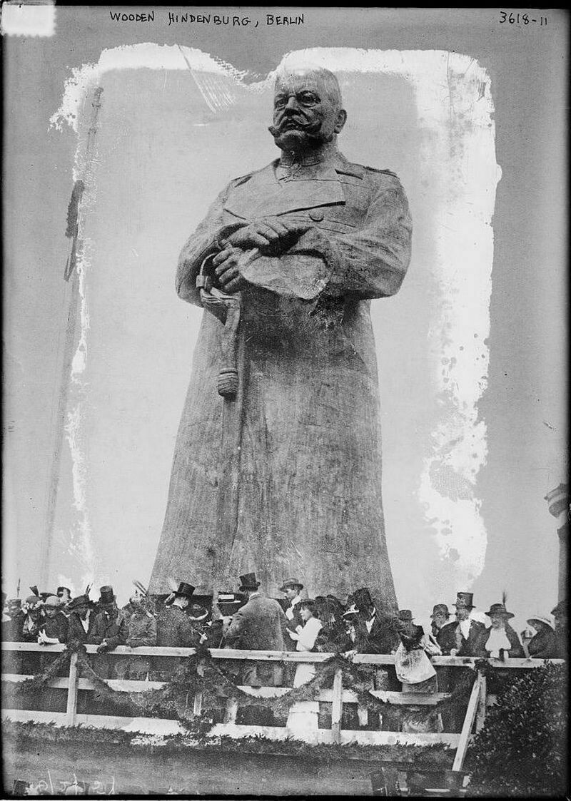 Люди вбивают гвозди в железного Гиндербурга в Берлине. Фото: Library of Congress Люди вбивают гвозди в железного Гиндербурга в Берлине. Фото: Library of Congress