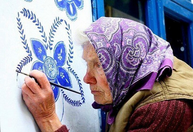 Блог - Пожилая женщина из чешской деревни полвека разрисовывала дома соседей и часовню Пожилая женщина из чешской деревни полвека разрисовывала дома соседей и часовню