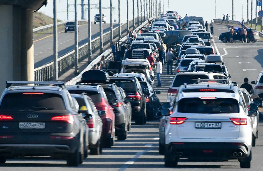 Пробка у Крымского моста растянулась на 13 километров