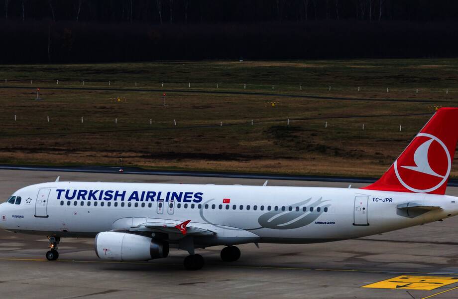 Turkish Airlines запрещает пассажирам вставать до полной остановки самолета