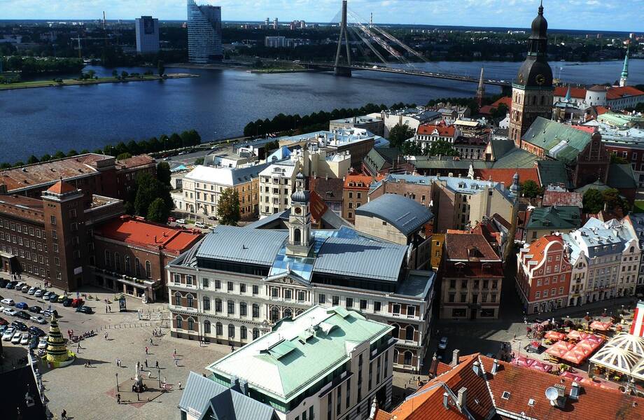 Латвия ограничит въезд по российским небиометрическим паспортам 