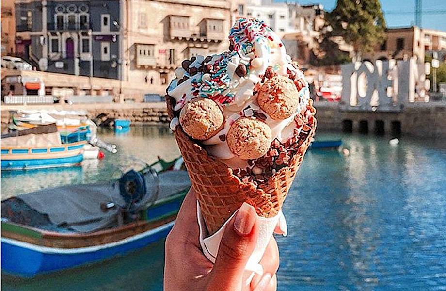 Девушка ездит по миру и показывает самую вкусную и необычную уличную еду Девушка ездит по миру и показывает самую вкусную и необычную уличную еду