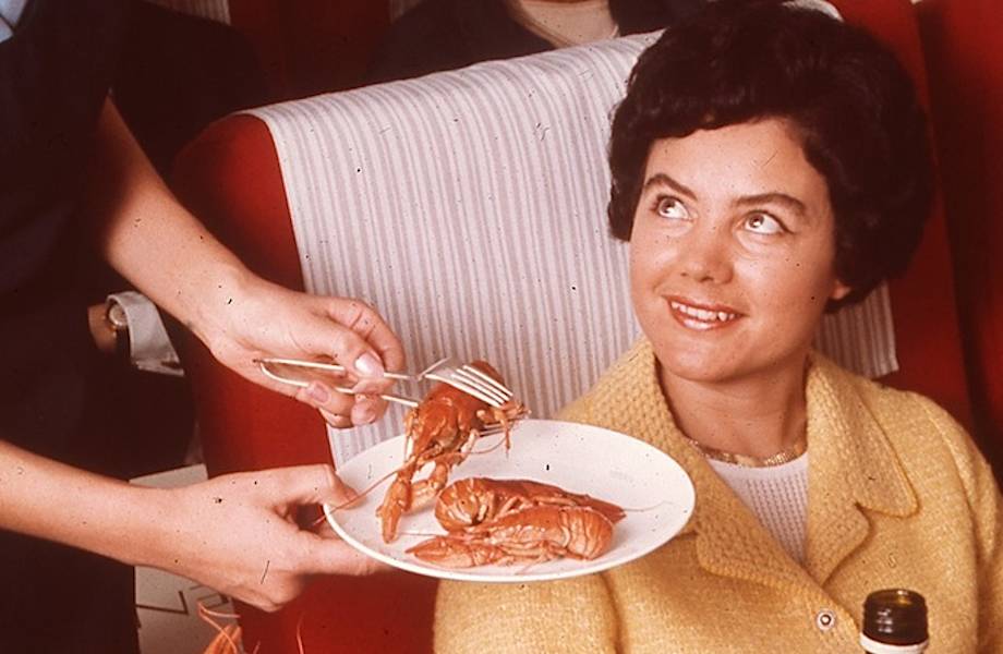 15 любопытных снимков о том, чем кормили в самолетах 50 лет назад