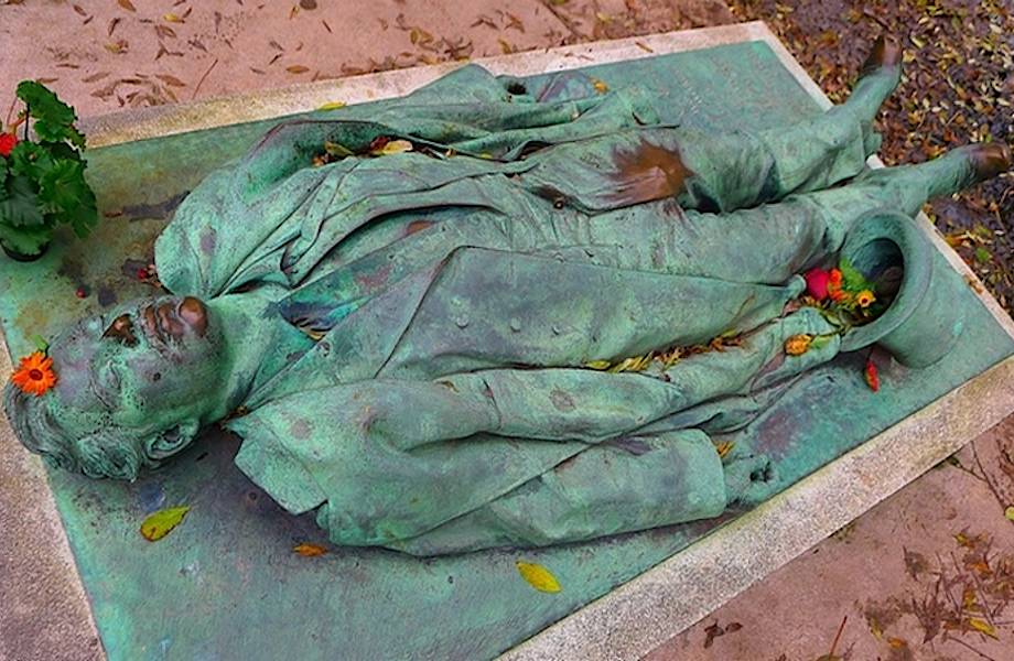 В Париже находится самая сексуальная могила в мире