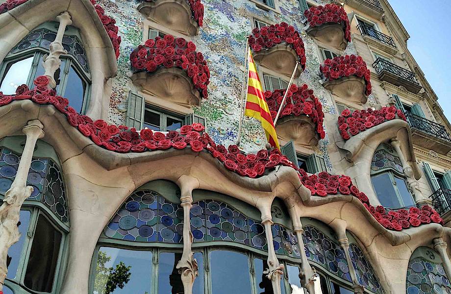 В Барселоне Дом Костей покрылся розами