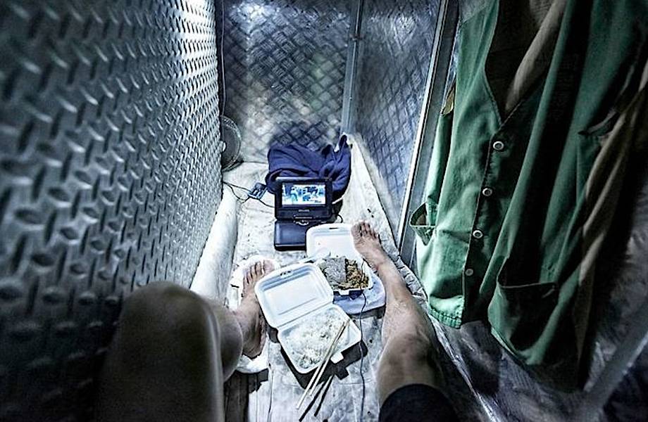 10 ужасающих фото о том, что значит жить в домах-гробах в Гонконге 